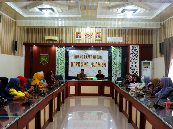 Jum&rsquo;at (11/8/2023) Ustaz Muhammad Akhar bersama Kepala Bagian Hukum Umum M. Ali Shabana, ST dalam pe