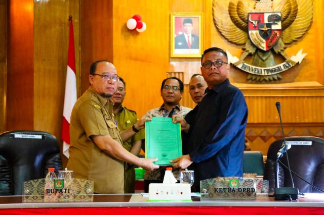 FRAKSI-FRAKSI DPRD ASAHAN SAMPAIKAN PEMANDANGAN UMUM TERHADAP RANPERDA TENTANG P APBD TA 2023