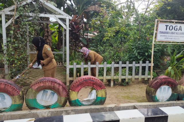 ANGGOTA DWP UP SEKRETARIAT DPRD ASAHAN MELAKUKAN PERAWATAN RUTIN TANAMAN TOGA