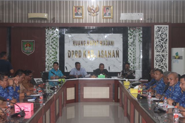 RAPAT DENGAR PENDAPAT KOMISI D LANJUTAN TENTANG PEDAGANG KAKI LIMA YANG ADA DI JALAN IR SUTAMI