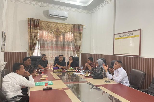 KOMISI C MENGGELAR RAPAT DENGAR PENDAPAT UMUM TENTANG PEREHAPAN PASAR KISARAN DI JALAN IMAM BONJOL