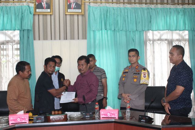 DPRD Kabupaten Asahan (Komisi “A” Jansen Hisar Hutasoit, SH) Menerima Audiensi Masyarakat dari Gerakan masyarakat Bagan Asahan Bersatu Tuntuk Keadilan