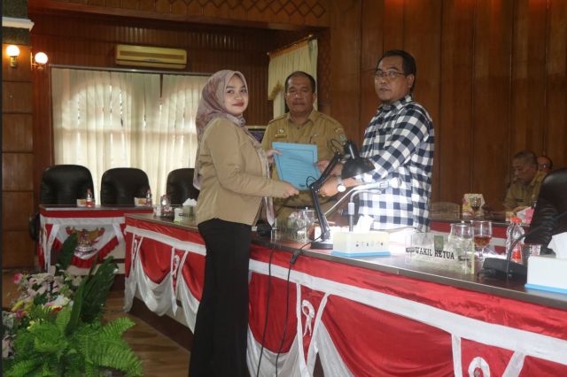 JAWABAN BAPEMPERDA ATAS PANDANGAN FRAKSI TERHADAP USULAN TIGA RANPERDA KABUPATEN ASAHAN SERTA PENGAMBILAN KEPUTUSAN