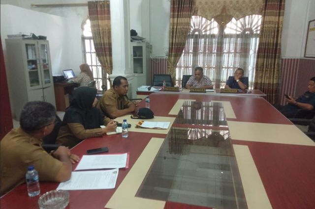 KOMISI B GELAR RAPAT DENGAR PENDAPAT MEMBICARAKAN TENTANG EVALUASI KEGIATAN INFRASTRUKTUR R / P 2023 DAN R 2024